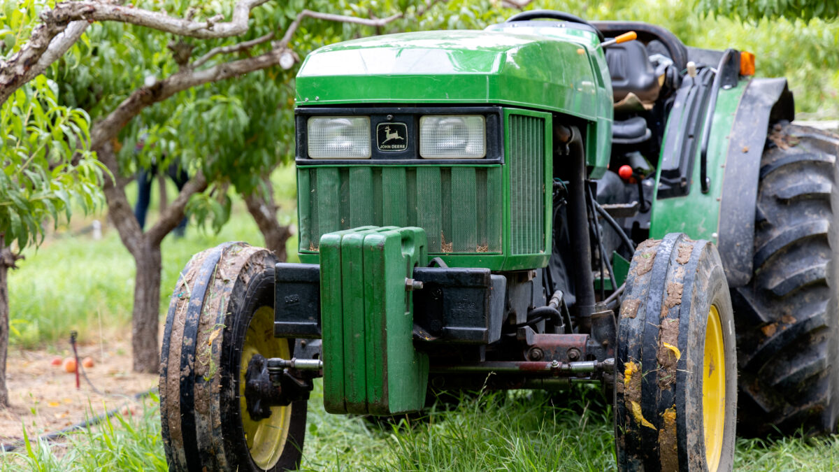 John Deere, farm group reach deal on fixing equipment